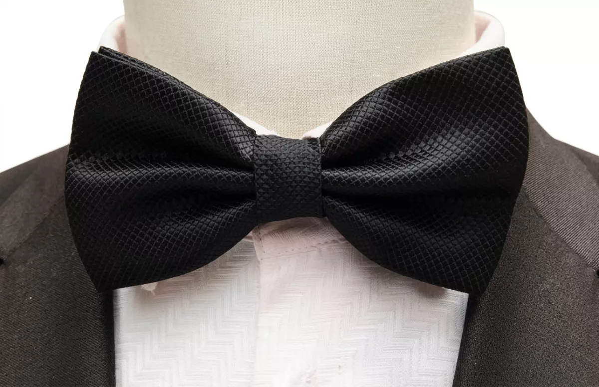 Černý společenský motýlek s jemnou texturou: Elegantní doplněk pro plesy, svatby a Black Tie Runmei studio