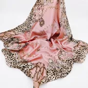 Hedvábný šátek Runmei – Luxusní starorůžový šátek s leopardím lemem a zlatými řetězy (90x90 cm)
