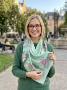 Hedvábný šátek Runmei – Pastelově zelený šátek s motivem růžových leknínů a lotosových listů (90x90 cm) Runmei studio hedvábný šátek a blond dívka