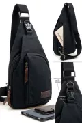 Plátěný crossbody batůžek Jumper v černé barvě s řadou kapes JEMY GINS Plátěný crossbody batůžek Jumper v černé barvě s řadou kapes JEMY GINS