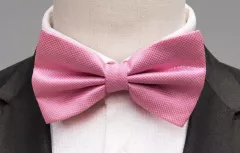 Světle růžový společenský motýlek s jemnou texturou: Elegantní doplněk pro svatby a letní slavnosti