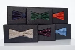 Vínově červený společenský motýlek s jemnou texturou: Elegantní doplněk pro plesy a svatby Runmei studio